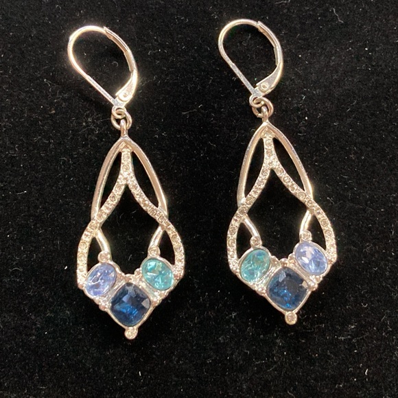 None Jewelry - SILVER TONE AND FACETED GEMSTONE ENTWINED SHIMMER EARRINGS